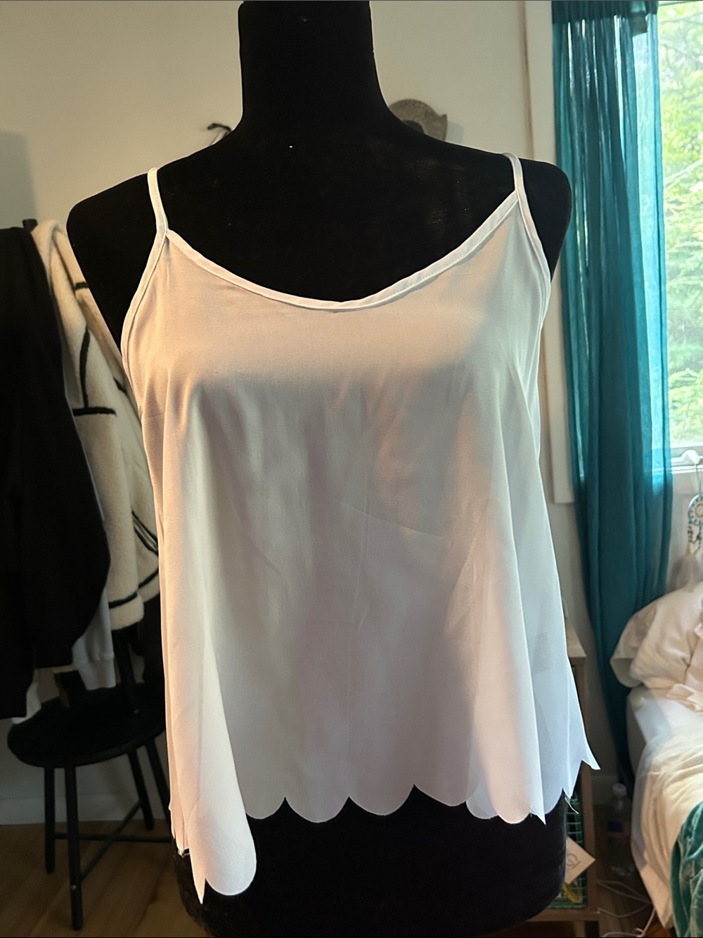 La Hearts White Scallop-Hem Spaghetti Strap Camisole